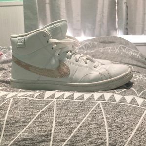 White Nike shoes with snake kinda pattern!